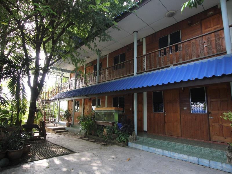 T & T Hostel Kanchanaburi Exterior foto